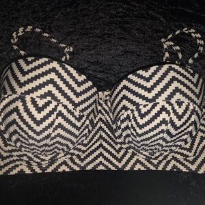 Chic Black and White Zigzag Bikini Top